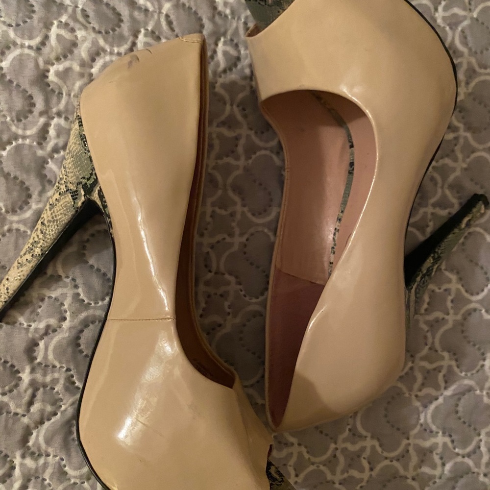 Size 7 Jessica Simpson nude heels w/snakeskin
